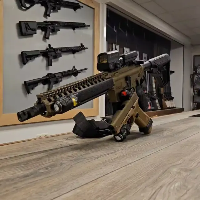 Dit zijn gave combo’s die we net hebben gebouwd:1. @danieldefense MK18 met @leupoldtactical ICO en D-EVO, en @streamlightinc TLR-8 en @timneytriggersusa trekker.2. @glockinc 19X met custom stipple, afneembare reddot van @meprolight, @timneytriggersusa trekker en @streamlightinc .Beide zijn geceracote in Burned Bronze. 🔥🔥🔥#barrelandboar #glock #danieldefense #combo #ceracote #leupold #timney #steamlite #meprolight #vakwerk